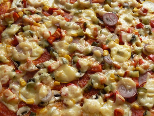 Pizza z warzywami i sosem ze świeżych pomidorów
