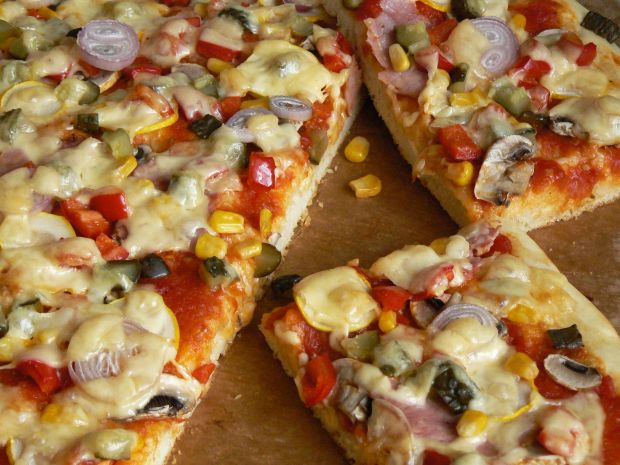 Pizza z warzywami i sosem ze świeżych pomidorów