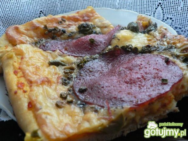 Pizza z zielonymi oliwkami i salami