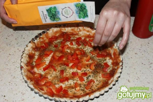 Pizza z ziołami i papryką