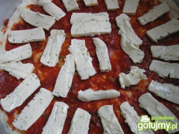 Pizza ze świeżym pomidorem i bazylią