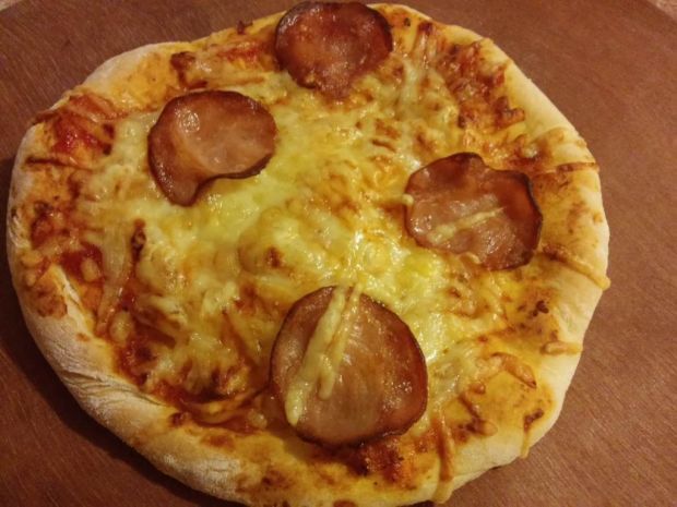 Pizzerinki  z żółtym serem i kiełbasa krakowską 
