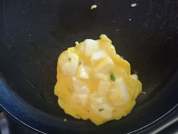 Placuszki jajeczne z mozzarellą i świeżą bazylią  