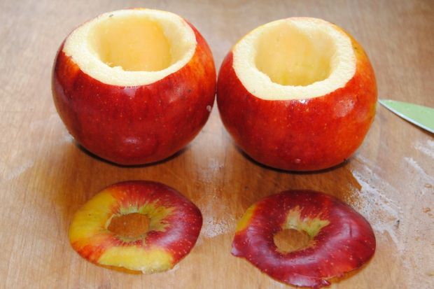 Podudzia pieczone z faszerowanymi jabłkami