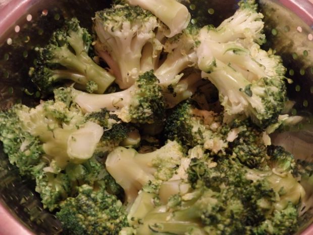Pokrzywowe naleśniki z brokułem i serem