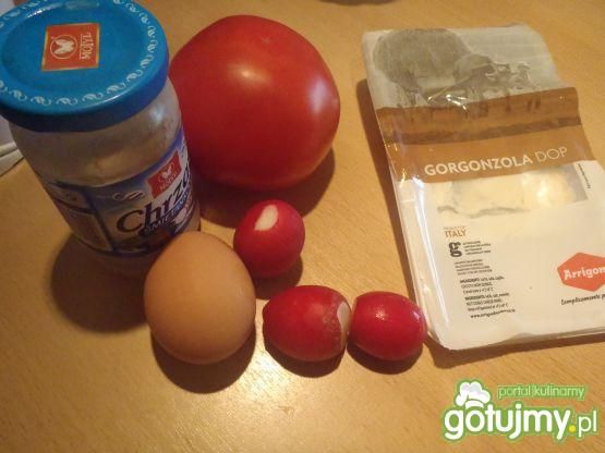 Pomidor nadziany gorgonzolla i jajkiem