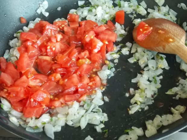 Pomidorowa kasza orkiszowa z bobem