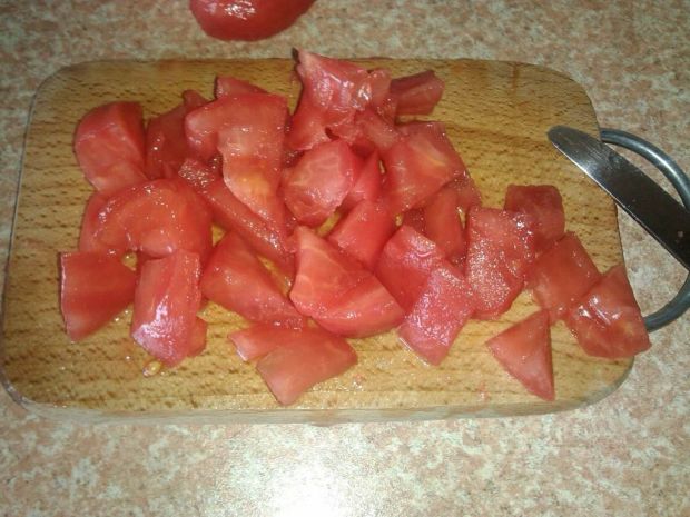 Pomidorowa sałatka z grillowaną kiełbasą 