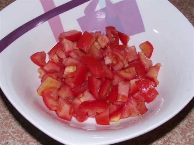 Pomidorowa sałatka z jajkiem, kiełkami i ziarnem