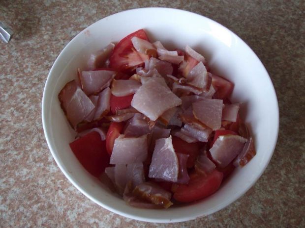 Pomidorowa sałatka z polędwicą i serkiem