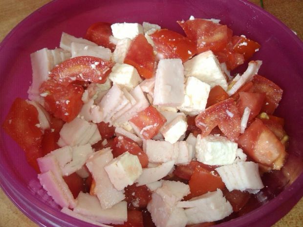Pomidorowa sałatka z szynką i serem 