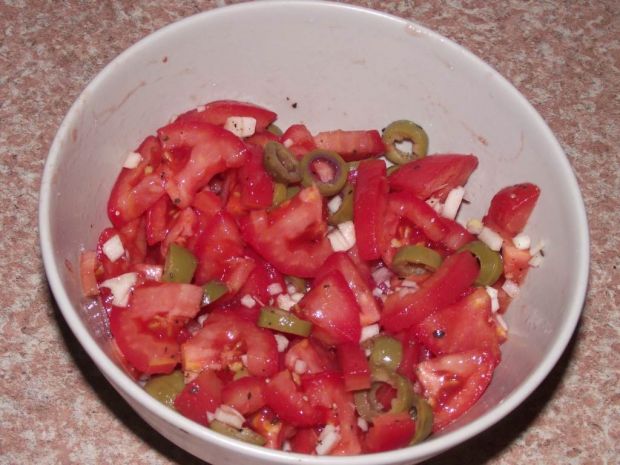 Pomidorowa surówka z czosnkiem i oliwkami 