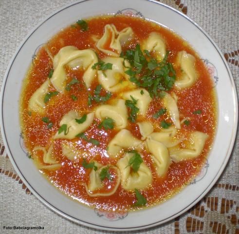 Pomidorowa z pierożkami Tortelini :