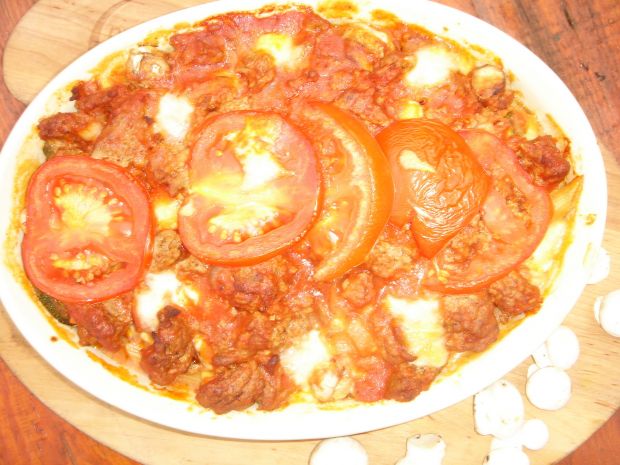 Pomidorowa zapiekanka makaronowa z mięsem
