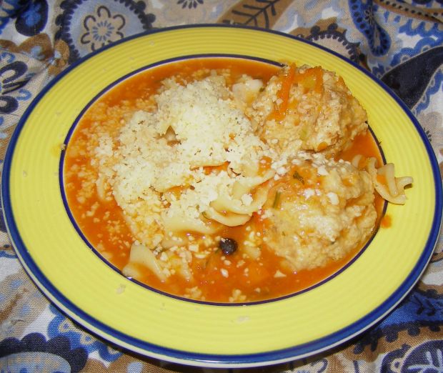 Pomidorowa zupa z pulpetami, makaronem,parmezanem
