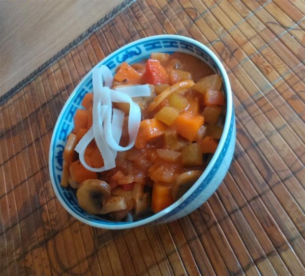 Pomidorowe danie z makaronem ryżowym