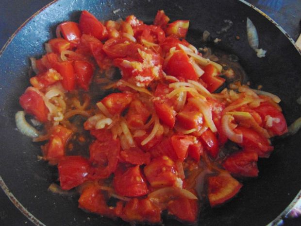 Pomidorowe śniadanko z grzankami i jajkiem