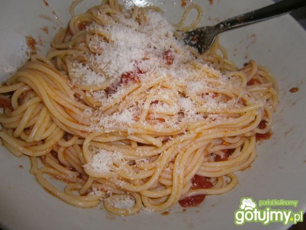 Pomidorowe spaghetti ze świezym serem