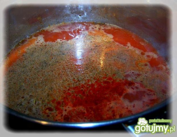 Pomidorówka z makaronowym supełkiem.