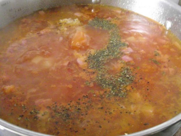 Pomidorowy kapuśniak z kiełbaską