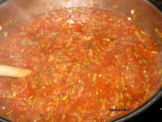 Pomidorowy sos z cukinii, papryki i cebuli