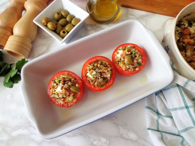 Pomidory faszerowane miksem zbóż, fetą i oliwkami