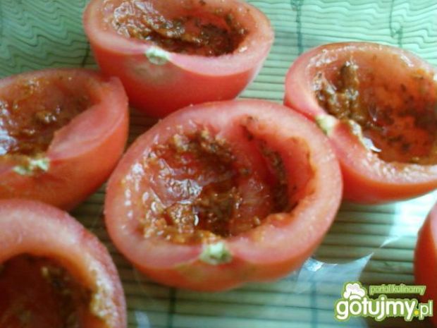 Pomidory faszerowane sałatką z tuńczyka
