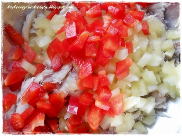 Pomidory faszerowane sałatką z wędzonej makreli