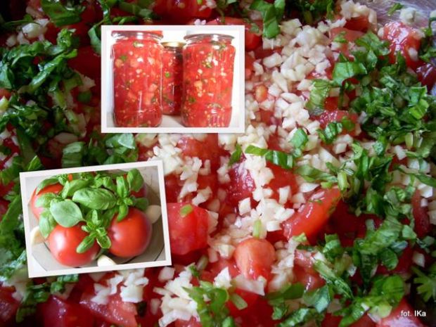 Pomidory krojone z czosnkiem i bazylią