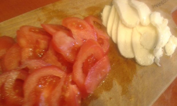 Pomidory  mozzarellą , listkami sałaty i bazyli