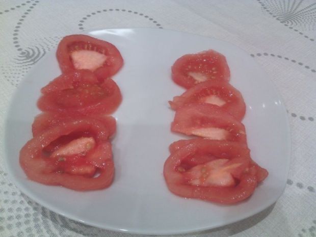 Pomidory z fetą i kiełkami