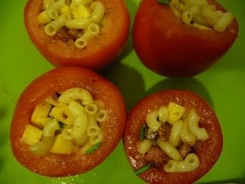 Pomidory z grilla faszerowane makaronem z boczkiem