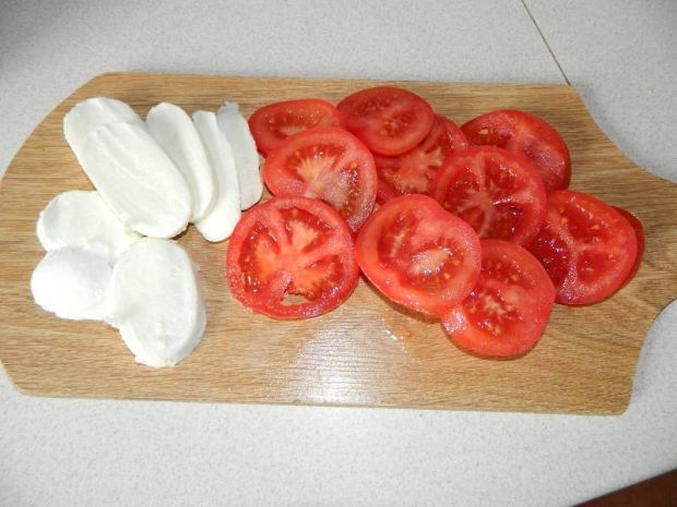Pomidory z mozzarellą i suszoną bazylią