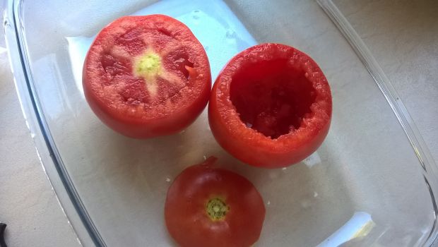 Pomidory zapiekane z jajkiem i salami