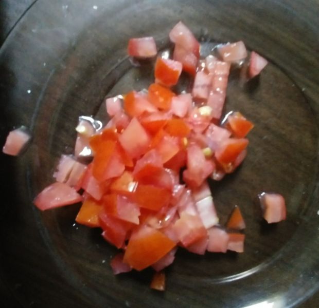 Prosta sałatka z pomidorami i szczypiorkiem