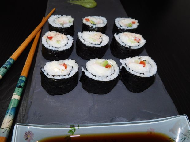 Proste sushi z paluszkami krabowymi i tuńczykiem 