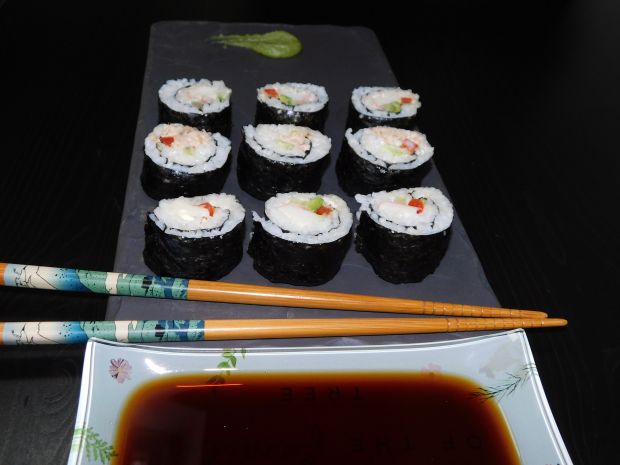 Proste sushi z paluszkami krabowymi i tuńczykiem 