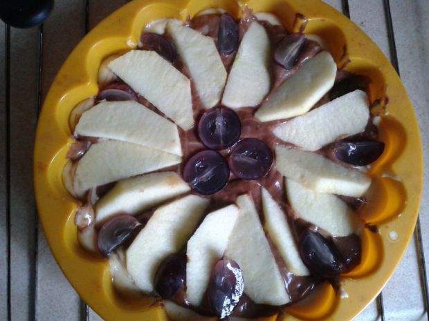 Proste ucierane ciasto z jabłkiem i winogronem 