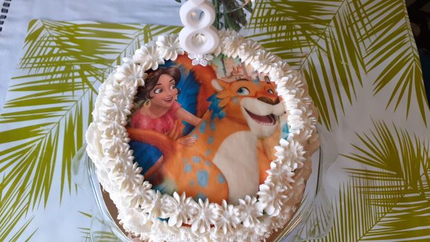 Prosty tort urodzinowy dla ośmiolatki 
