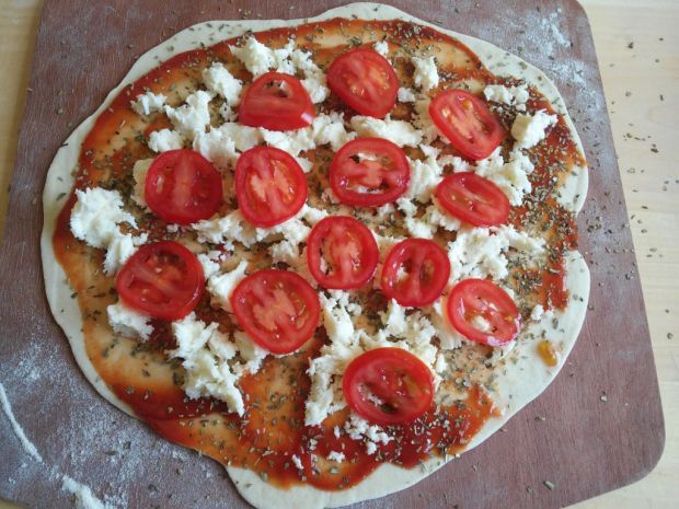 Prowansalska pizza z mozzarellą i pomidorami