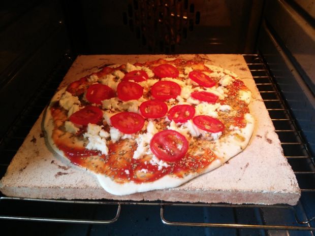 Prowansalska pizza z mozzarellą i pomidorami
