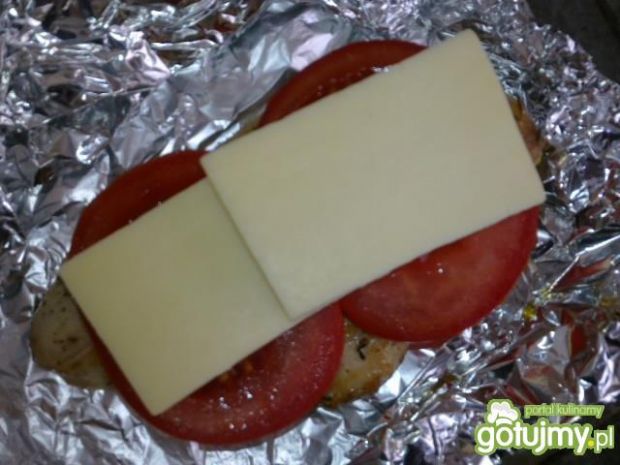 Przekąska pod pierzynką z pomidora i ser