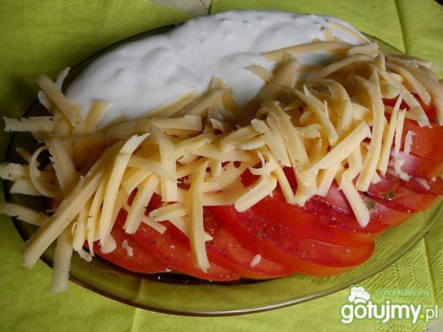 Przystawka z pomidorów z sosem czosnkowy