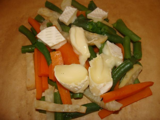 Pstrąg tęczowy w papilotach z warzywami i serem