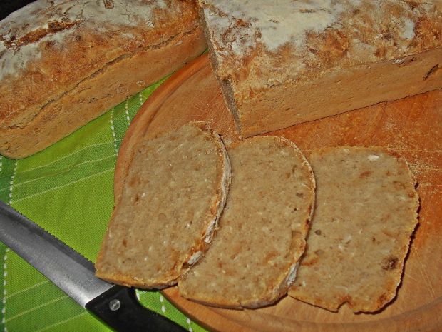 Pszenny chleb na zakwasie z kalarepką i cebulą