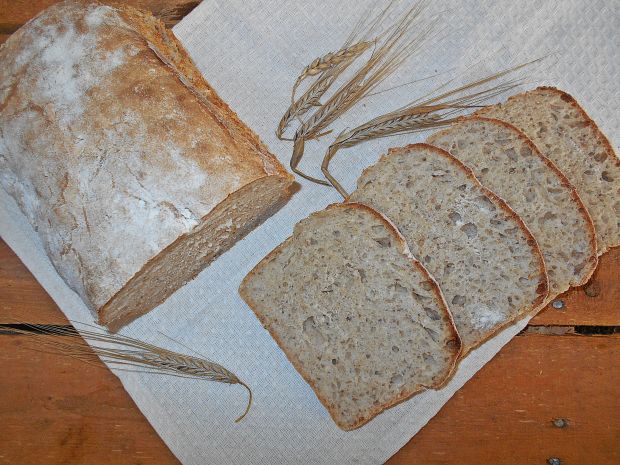 Pszenny chleb z ostropestem na żytnim zakwasie