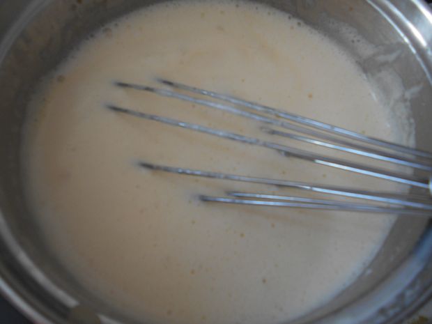 Pudding z sosem truskawkowym