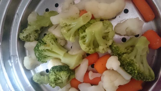 Pulpeciki z indyka z czarnuszką, manną i warzywami