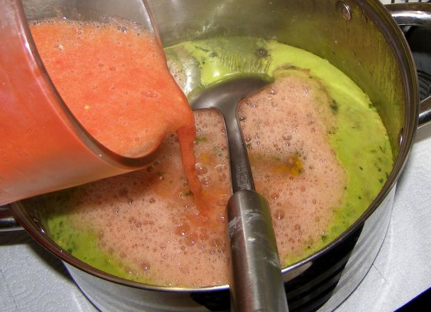 Pulpety w świeżych pomidorach z makaronem-zupa