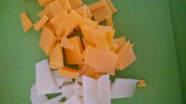 Puszyste placki kukurydziane z żółtym serem